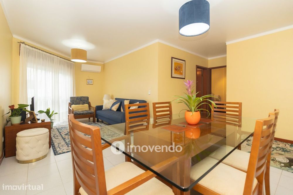Apartamento T2 com áreas generosas e varanda, em Setúbal