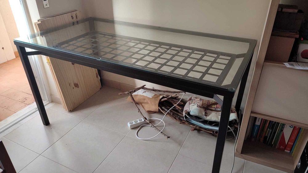 Mesa em metal e vidro, interior e exterior. Em muito bom estado