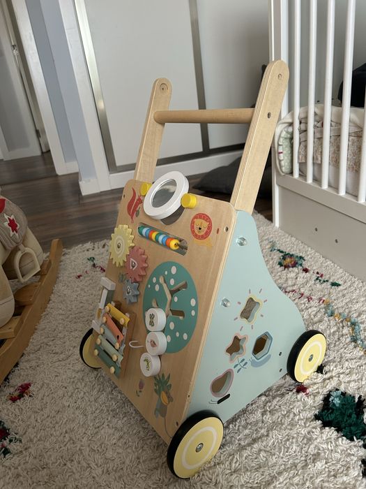 Andarilho Montessori em madeira para bebé.