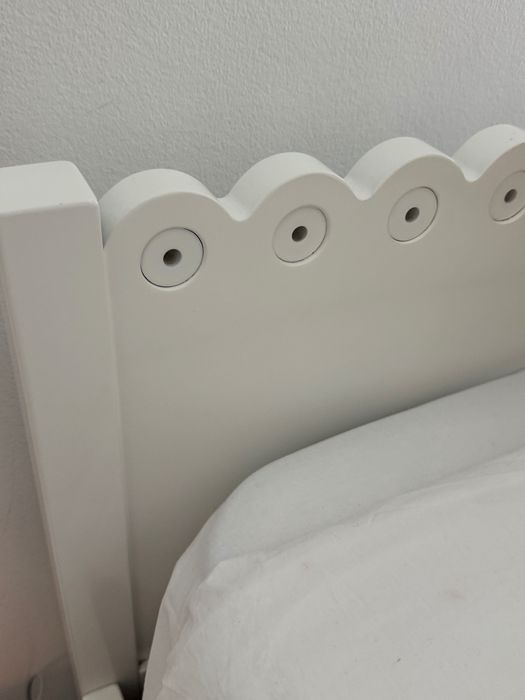 Cama de solteiro lacada branco
