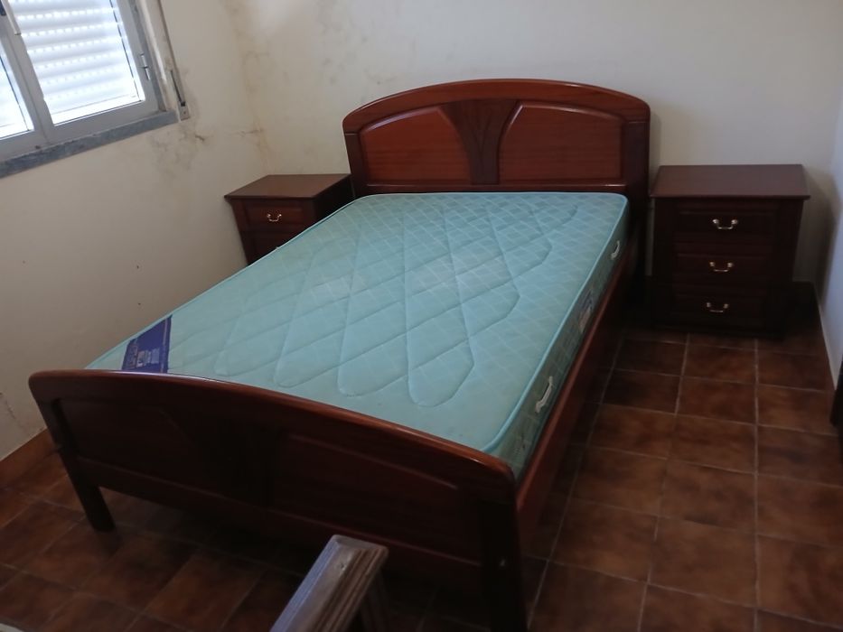Cama de de   casal  com 2 mesinhas de cabeceira