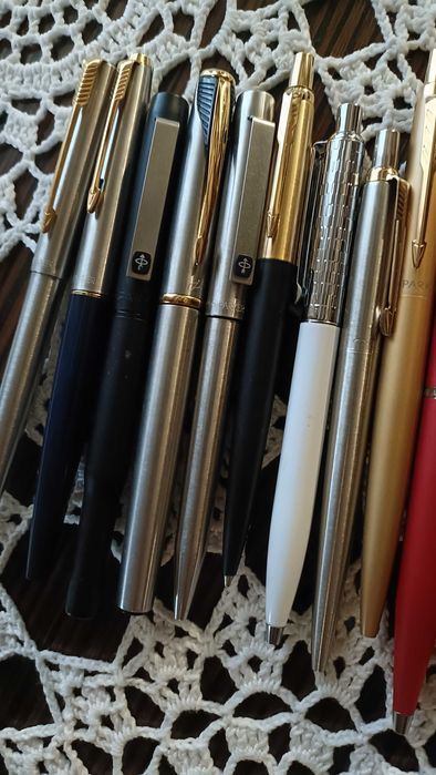 Pequena coleção de esferográficas e canetas