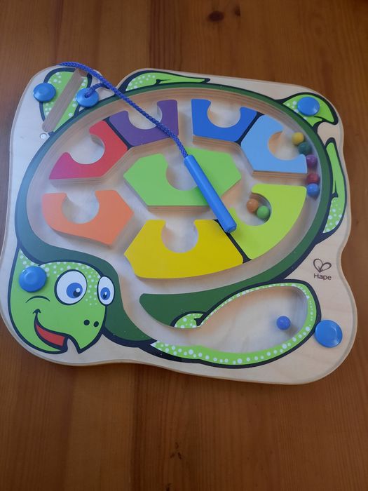 Brinquedo em madeira com caneta magnética