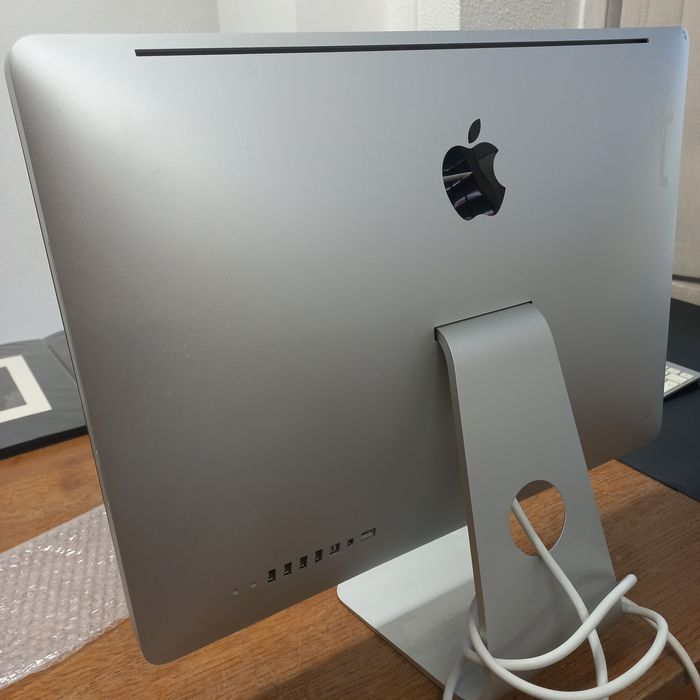 Computador APPLE e acessorios com teclado e rato
