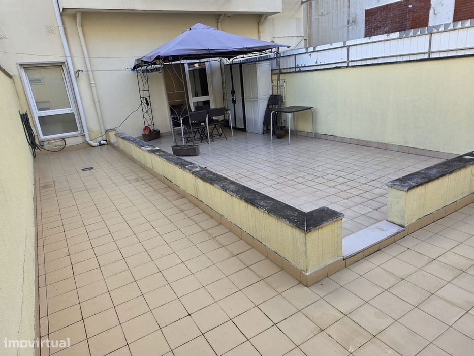Apartamento T0, com Terraço e mobilado