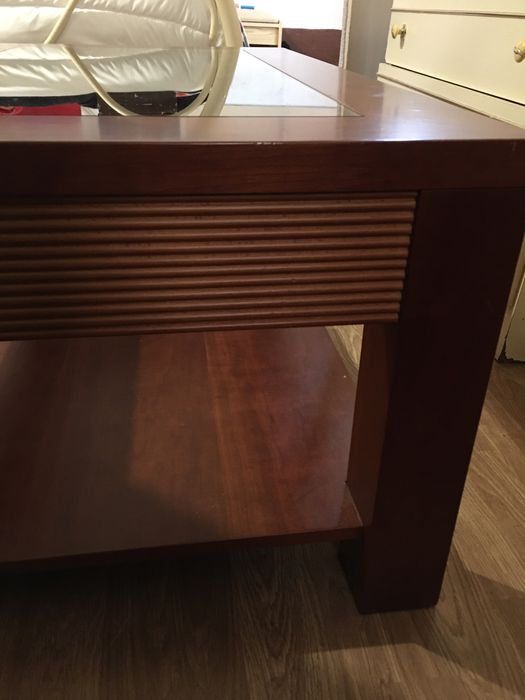 Mesa de madeira com vidro no cetro