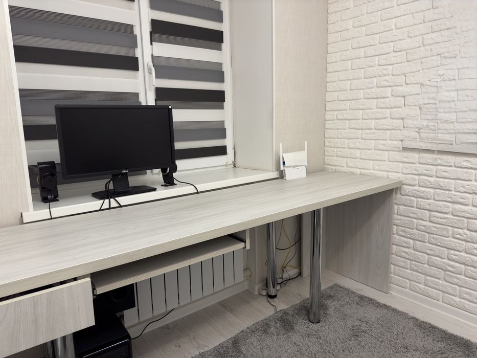 Просторий робочий стіл