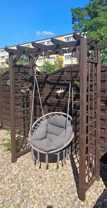 Drewniana pergola z huśtawką