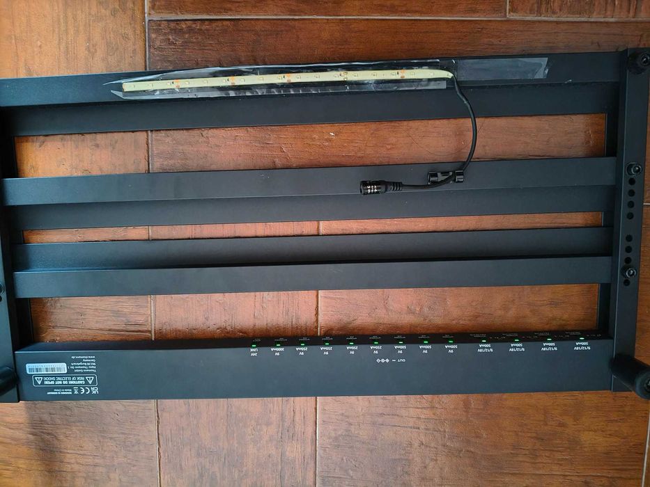 Pedalboard c/ power supply integrada Harley Benton Spaceship Power 60-B