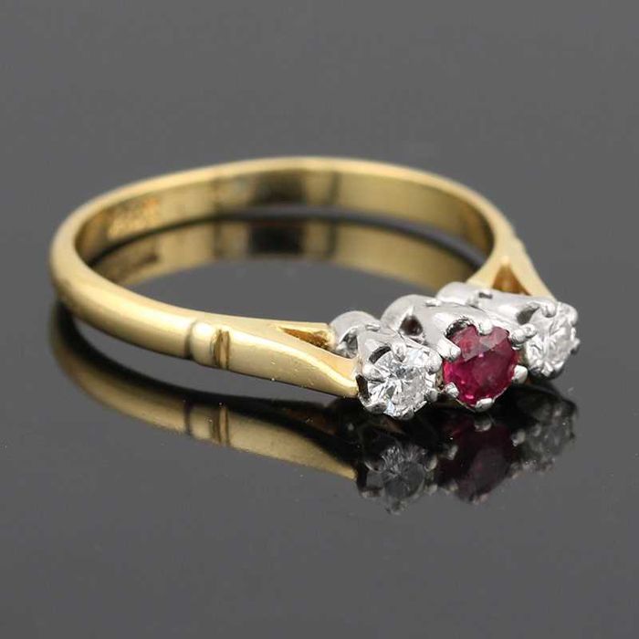 Złoty pierścionek z rubinem i diamentami 0.16ct trylogia 18K