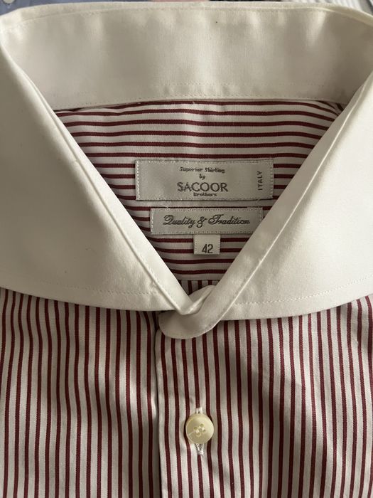 Grande lote de camisas de marca.
