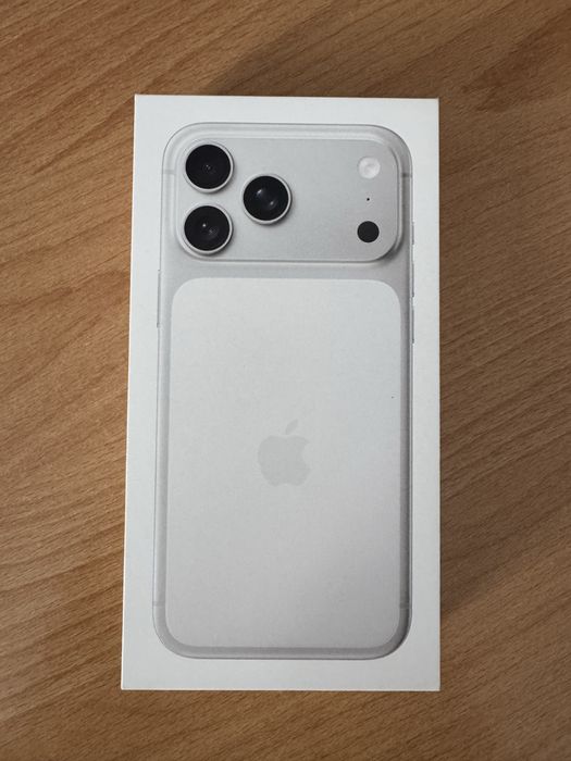 IPhone 17 pro Max 256GB w kolorze Silver.