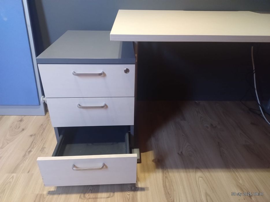 Biurko + szafka  +  przegroda