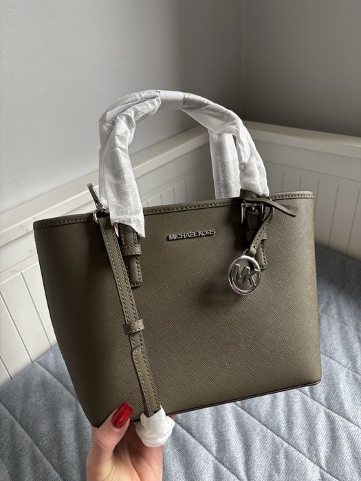 Torebka listonoszka lub do reki Michael Kors Jet Set Travel XS oliwkowa khaki srebro logo