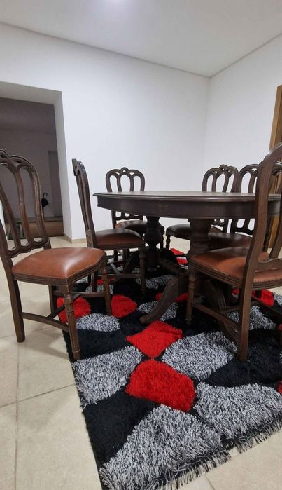 Mesa e cadeiras de madeira antiga