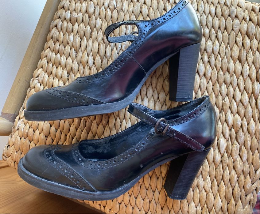 Sapatos salto pretos elegantes