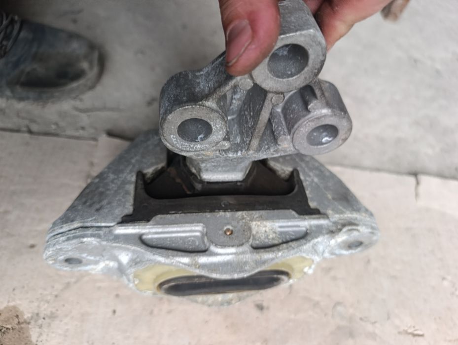 Подушка двигателя левая Opel Astra J Chevrolet Cruze от 2012- 1.7CDTi
