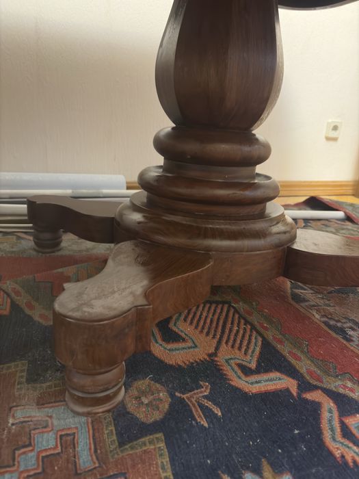 Стіл  2,45*1,20. Гарний, великиц, масивний. Для великого приміщення.