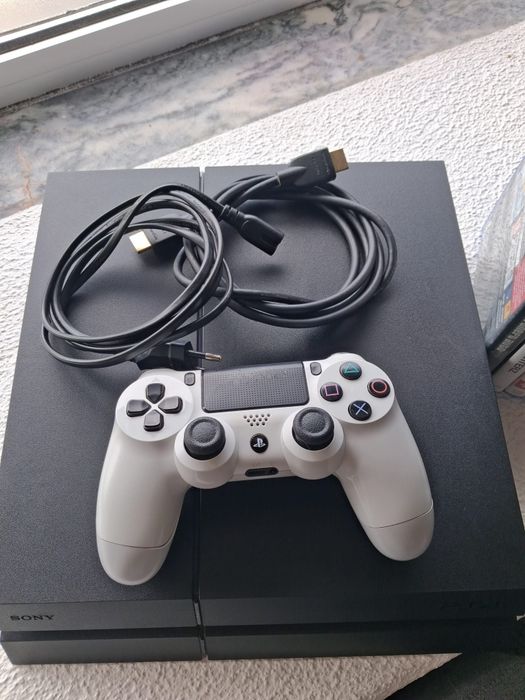 PS4 + Comando + 6 Jogos – Pronta a jogar