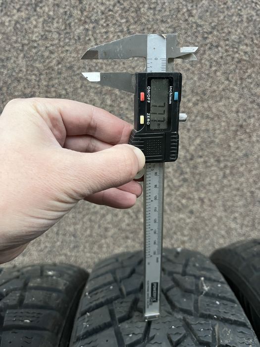 Продам  зимову резину 195/65R15