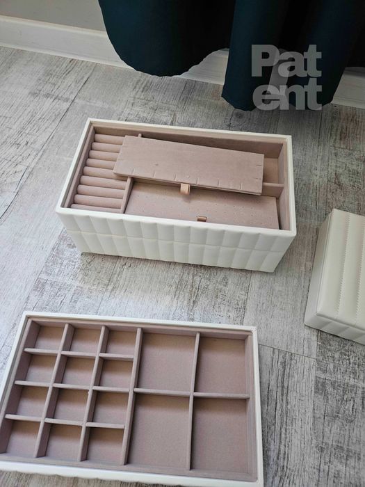 Duża biała pikowana szkatułka na biżuterię 4 poziomy z lusterkiem