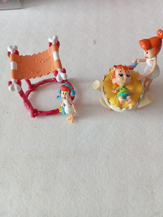 Diversas miniaturas ovos Kinder