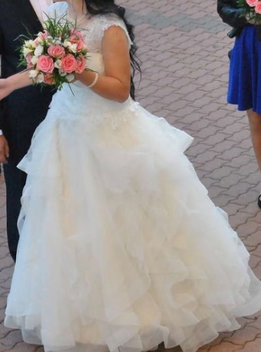 Suknia ślubna z falbanami