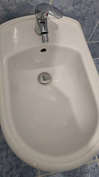 Lavatório e bide de casa de banho