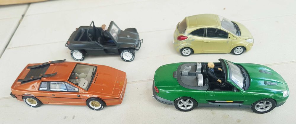 Carrinhos Corgi e coleção James Bond - escalas 1:43 e 1:32