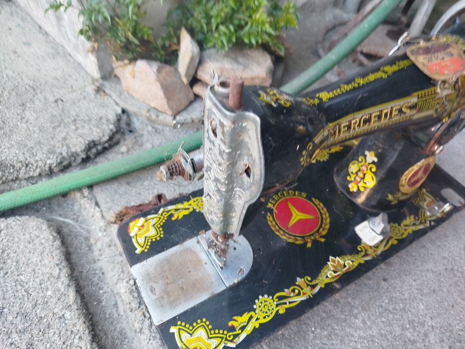 Maquina de costura Mercedes antiga