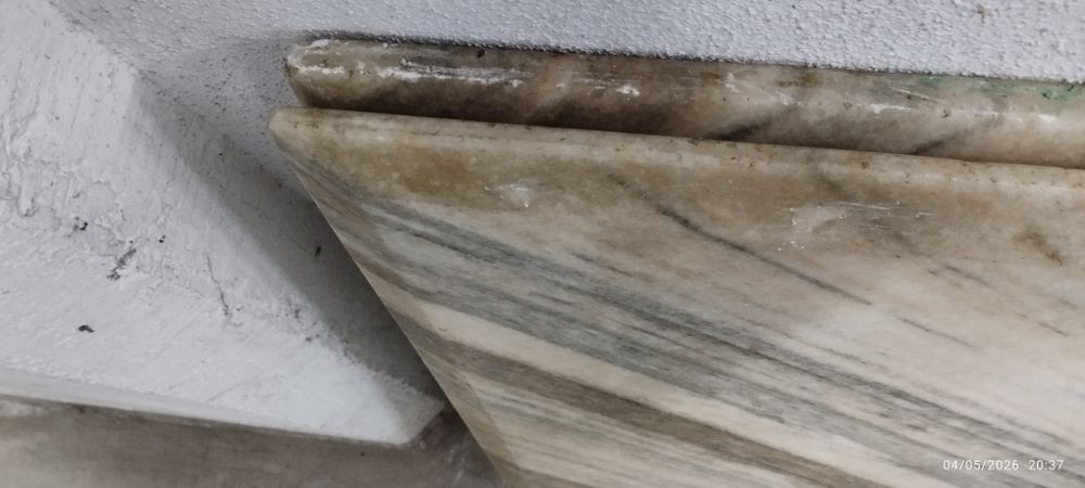 Dois (2) tampos de mesa em mármore. 65x65. 40€ cada um. Em Loulé.