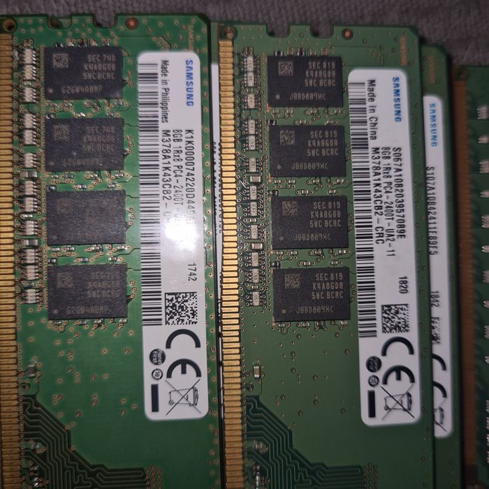 Kości pamięci DDR 4, 2 x 8 GB.