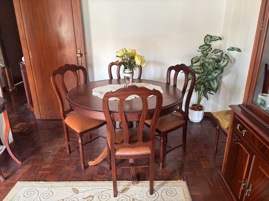 Conjunto mesa e cadeiras