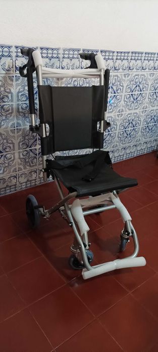 cadeira de rodas prática, leve para transportar,