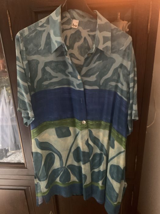 Blusa comprida tons erverdeados, com rachas dos lados.