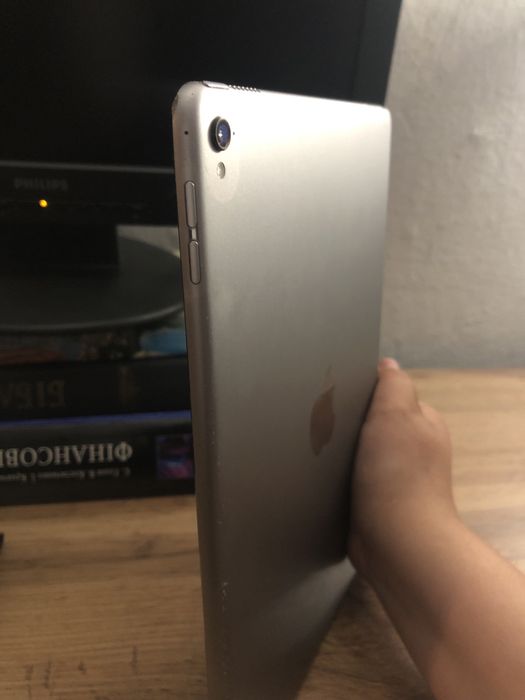 Ipad pro 9.7 дюймів в хорошому стані  8/10