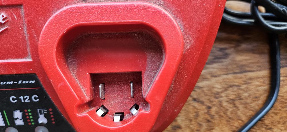 Ładowarka do akumulatorów elektronarzędzi Milwaukee M12 C12C