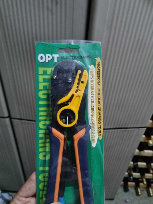 Alicate para cravar cabos de rede