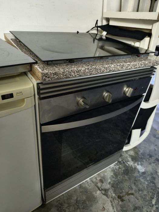 Móvel com forno e 2 placas