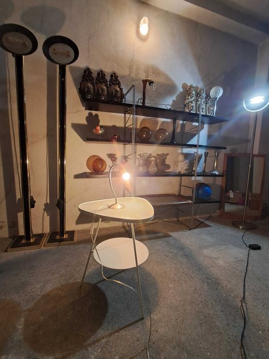 Conjunto Mesa de apoio e candeeiro 35€