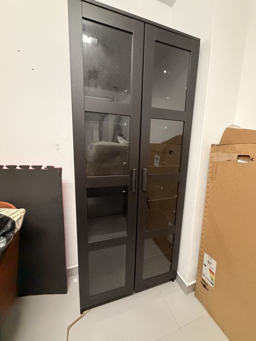 Movel com prateleiras de vidro ikea