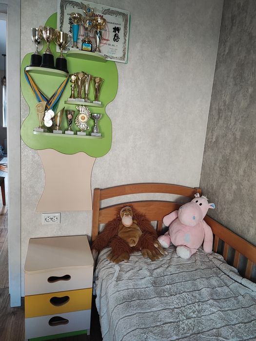 Тумбочка з поличками