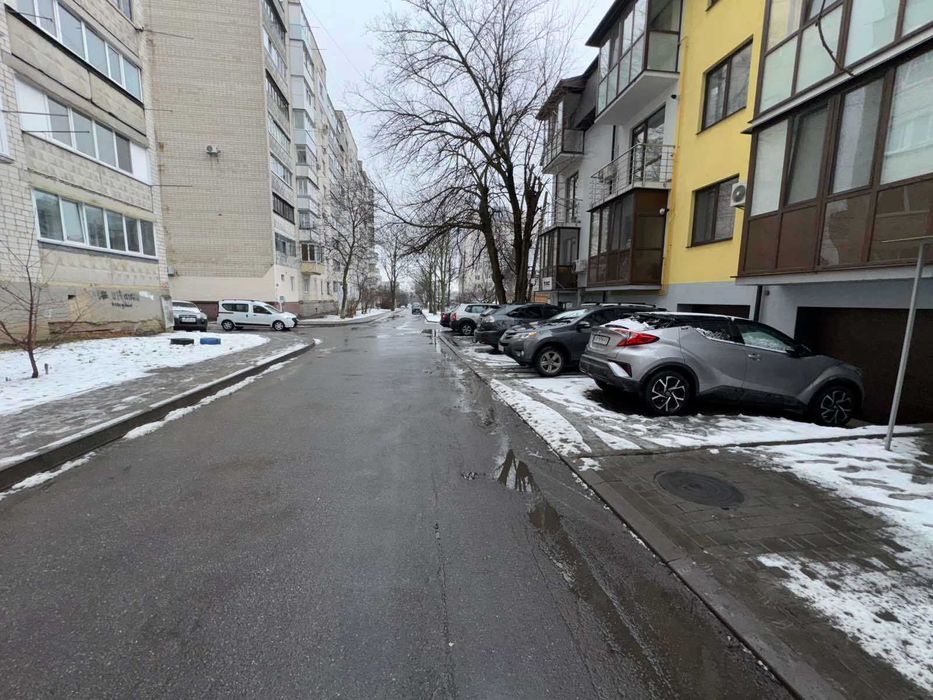 Продається приміщення на 1 поверсі на Слов'янці