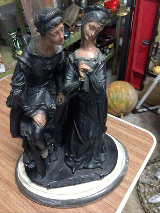 Estatueta em marfinite de ROMEU e JULIETA, gravada na peça c/ 33 cms