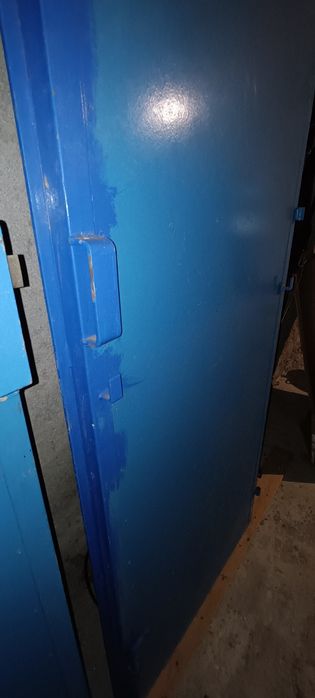 Duas portas em ferro com aro