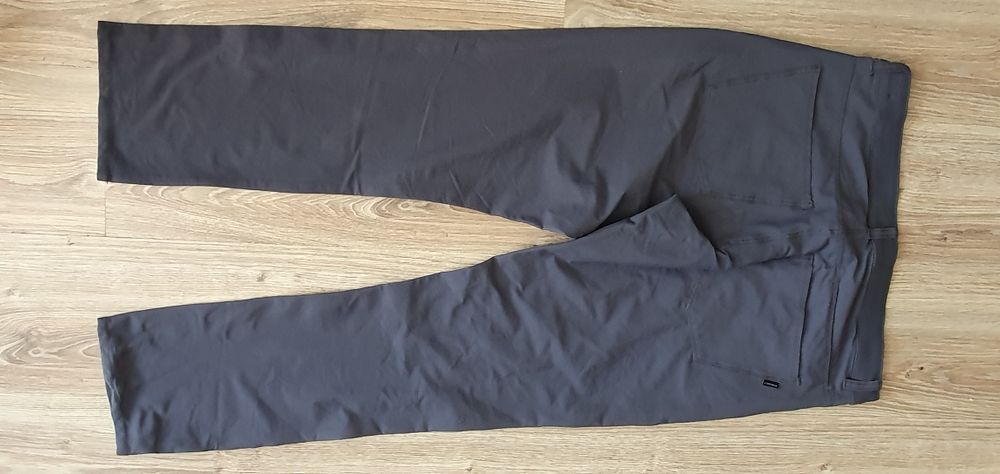 Eleganckie spodnie sportowe NIKE rozmiar M do golfa i inny sportów