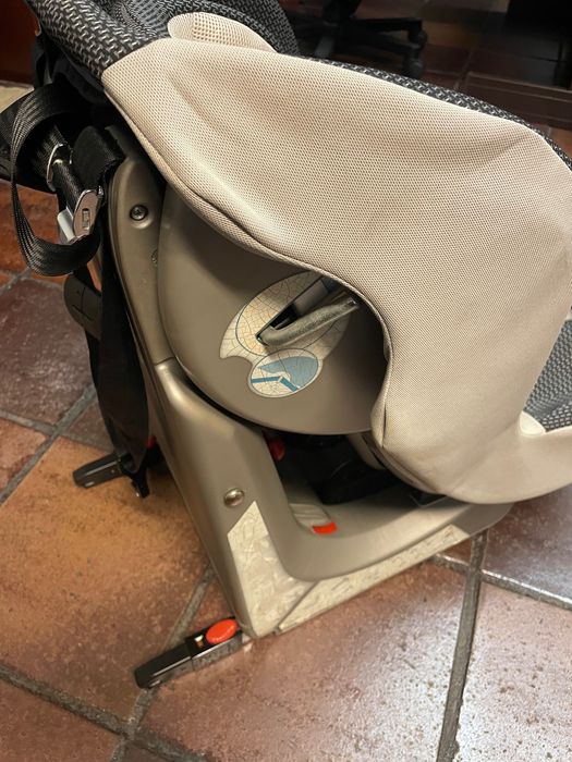 Cadeira de bebé marca Chico com sistema isofix incluída