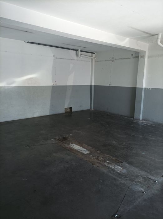 Arrenda armazém/oficina/garagem