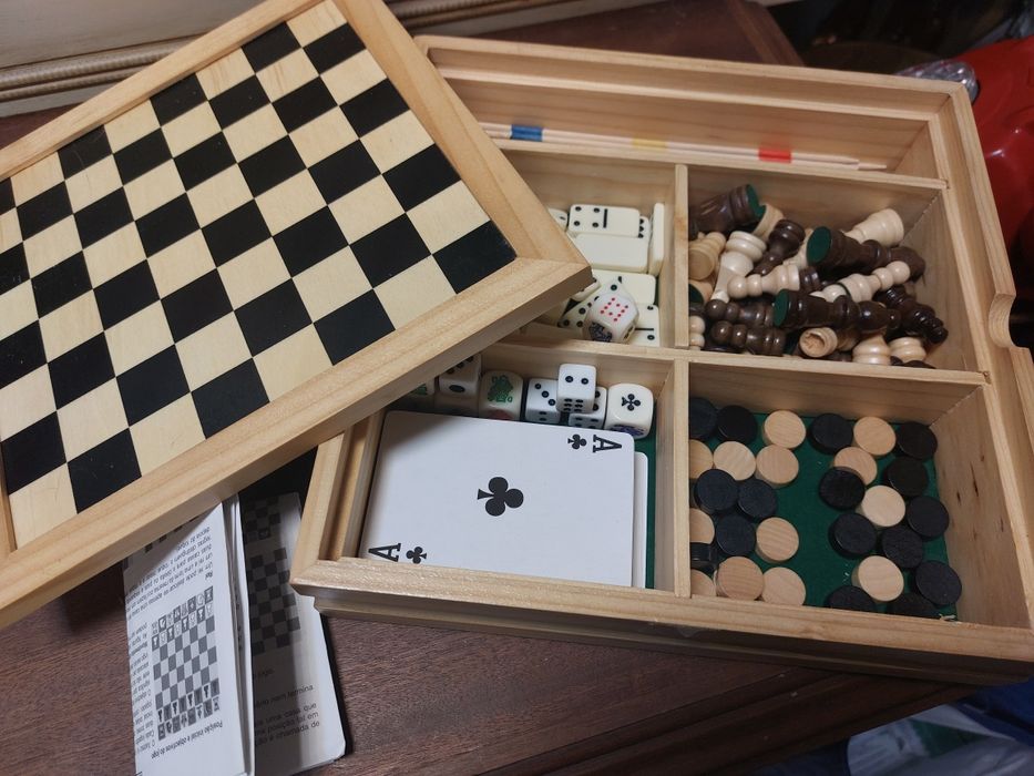 Conjunto de 7 jogos em caixa de madeira 

- Damas
- Xadrez 
- Dom