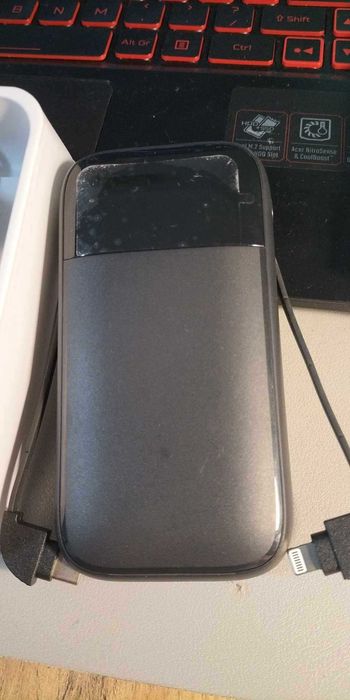 Przenośna ładowarka z wbudowanymi kablami,iPhone'ami i C